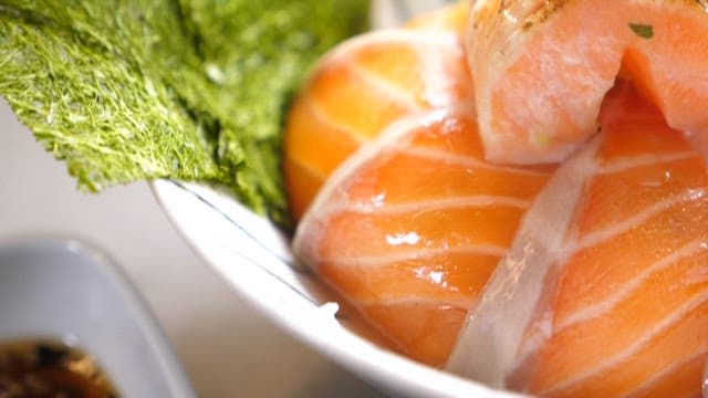 신선한 재료로 요리된 먹음직스러운 연어덮밥