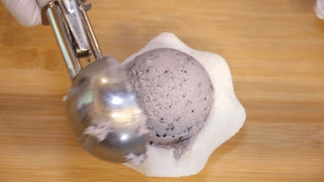 모찌 위에 아이스크림을 올리는 장면