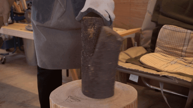 아늑한 목공 작업실에서 나무를 살펴보는 목공예가