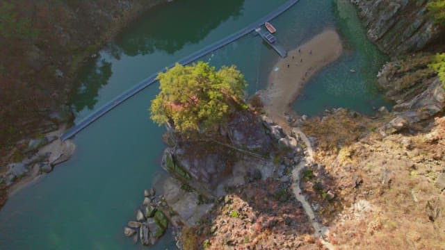 바위 절벽과 나무가 있는 고요한 강