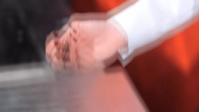 젓가락으로 짜장면에 있는 고기 집기