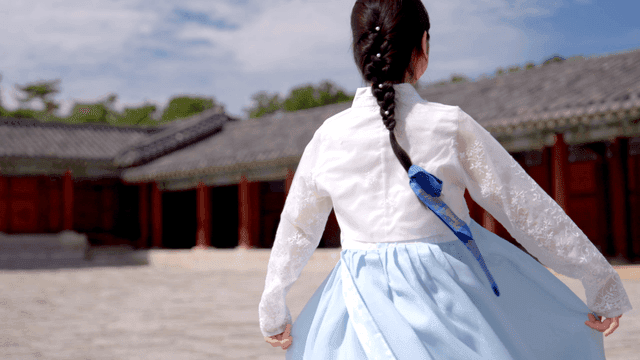 전통 궁궐에서 한복을 입은 여성