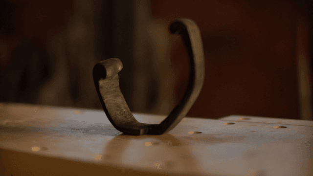 목공 작업대 위 나무 조각품