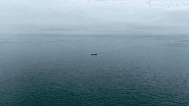 등대가 있는 잔잔한 바다의 배