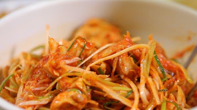 파채와 아귀포가 함께 들어간 골뱅이무침