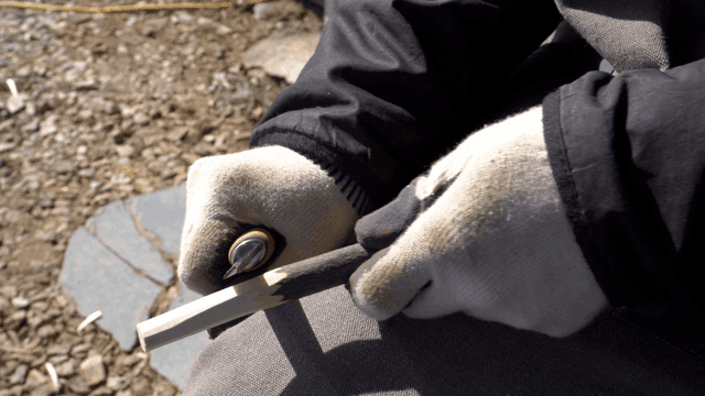 칼로 나무를 깎는 손