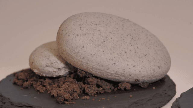 슬레이트 접시에 놓인 조약돌 모양 디저트