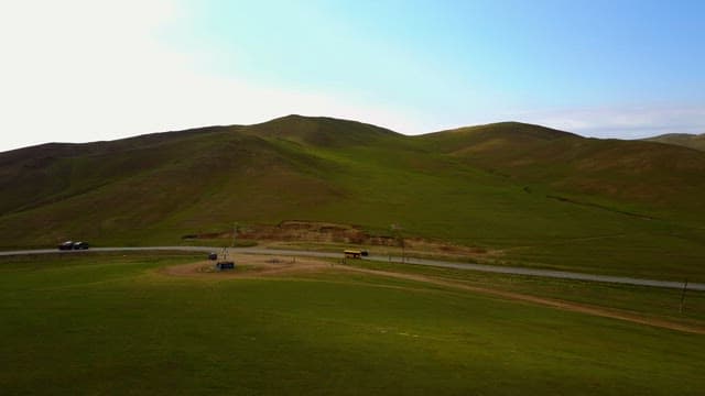 도로가 보이는 푸른 언덕