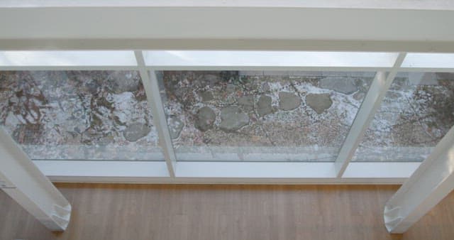 겨울날 따듯한 실내에서 노트북으로 일하는 남자