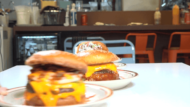 식당 테이블 위의 맛있는 버거