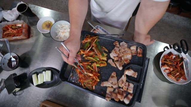 팬에 삼겹살과 대파김치를 굽는 모습