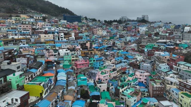 다채로운 지붕의 언덕 마을