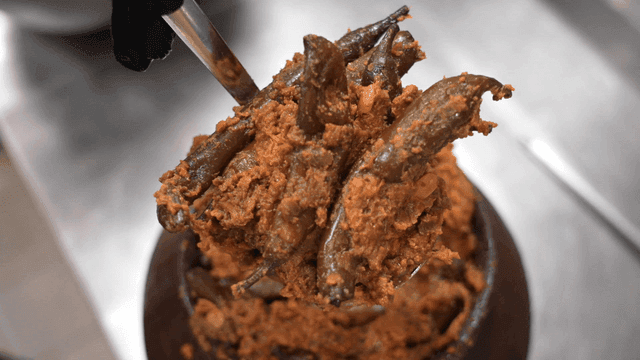 전통 항아리에 담긴 발효 고추