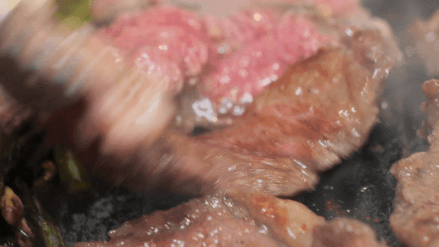 뜨거운 그릴에서 지글거리는 육즙 가득한 고기들