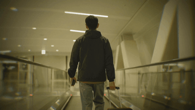 공항에서 짐을 끌고 걷는 사람