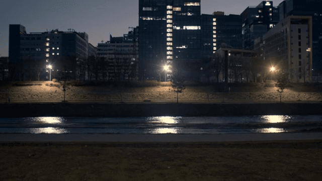 건물과 강이 있는 도시의 야경