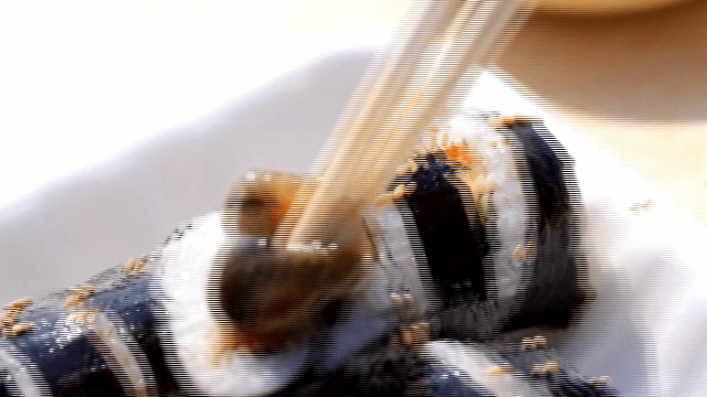 초장에 찍은 해삼을 김밥에 올리기