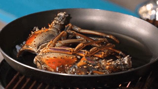 뜨거운 후라이팬에 넣는 크레이피시