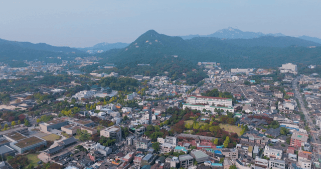 산을 배경으로 펼쳐진 조용한 마을 전경