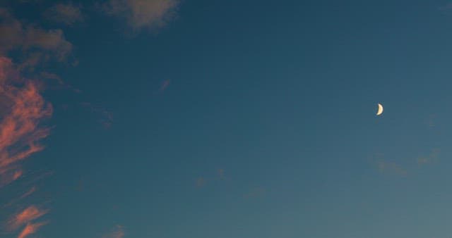 황혼의 하늘에 뜬 초승달