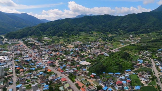푸른 산으로 둘러싸인 작은 마을