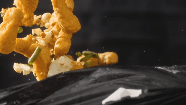 치킨과 재료들을 날리는 장면