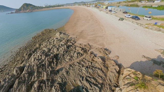 맑은 푸른 바다가 있는 고요한 해변