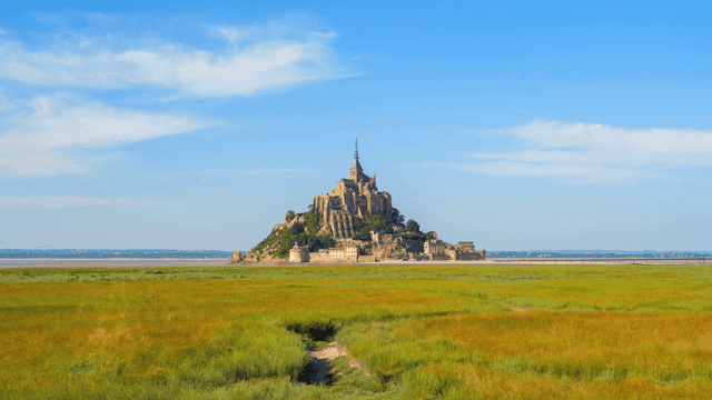 웅장한 수도원이 있는 역사적인 섬