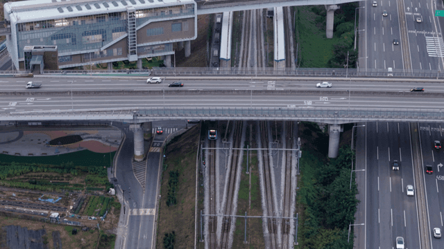 차량이 있는 기차 선로와 고속도로