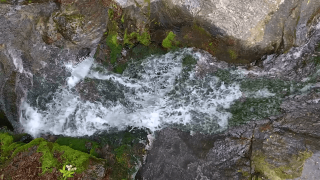 바위 위로 흐르는 작은 폭포