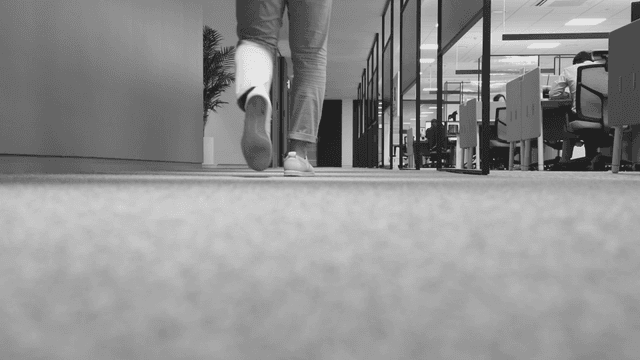 사무실 복도를 걷는 사람