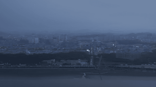 해질녘 강이 보이는 도시 스카이라인