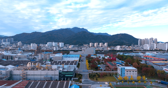 산을 배경으로 한 도시 풍경