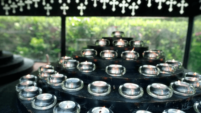 계단식으로 배열된 촛불