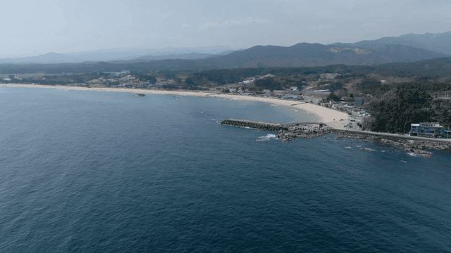 멀리 산이 보이는 고요한 해변