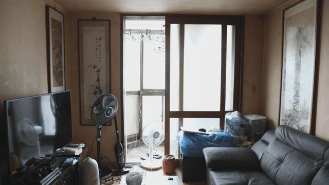 발코니가 보이는 아늑한 거실