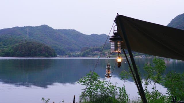 Lanterns lighting up the quiet lakeside in the evening