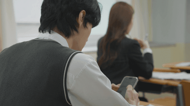 교실에서 스마트폰을 사용하는 학생