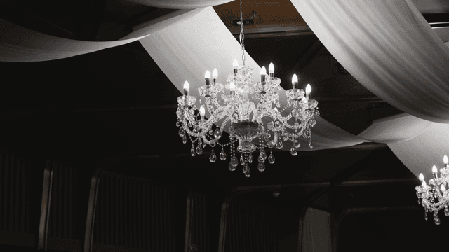어둡게 조명된 결혼식장 우아한 샹들리에