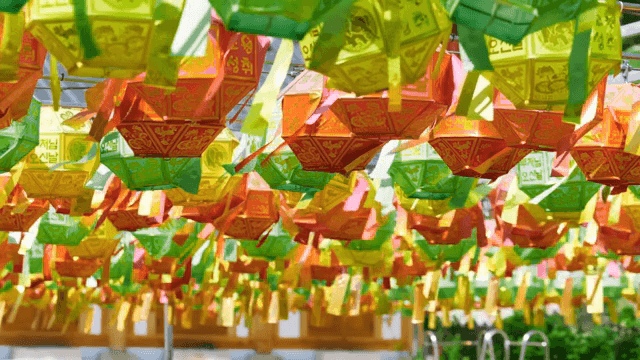 사찰에 걸린 형형색색의 등불