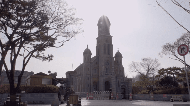 A cathedral with a tall steeple in the city