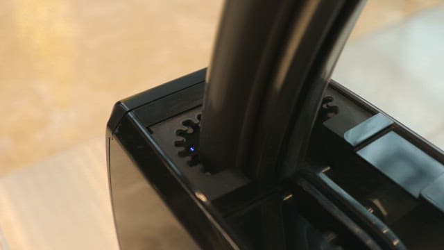 에스컬레이터 손잡이 벨트를 살균하는 자외선 조명