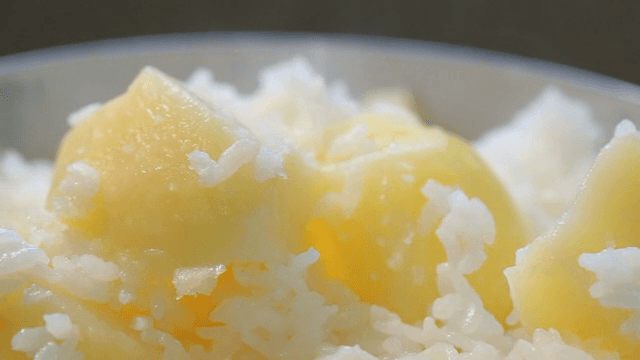 감자가 들어간 뜨거운 밥