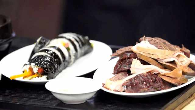 테이블 위의 순대, 김밥, 그리고 우거지 선짓국