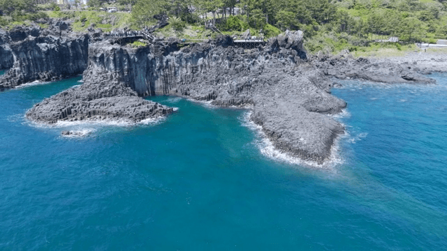 맑고 푸른 바다와 해안 절벽