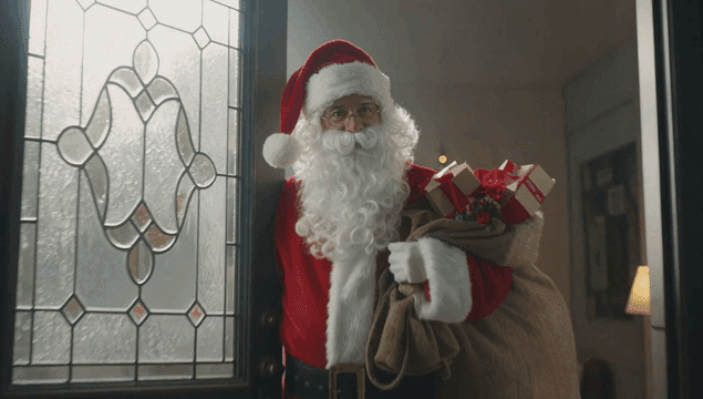 선물이 가득들고 집에 들어오는 산타
