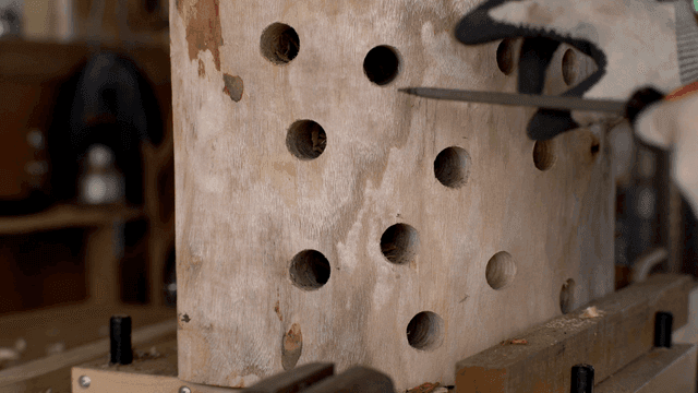 나무 구멍을 끌로 다듬는 목공예가