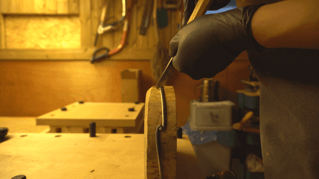 아늑한 작업실에서 목공 작업