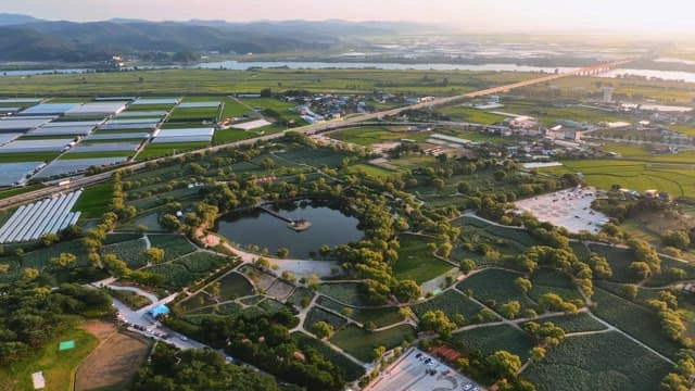 중앙에 연못이 있는 넓은 농지