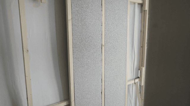 방 안의 목재 프레임과 단열 패널